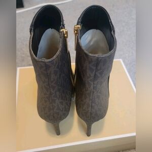 Micheal Kors Ankle Boot SIZE 8.5, 100% Leather